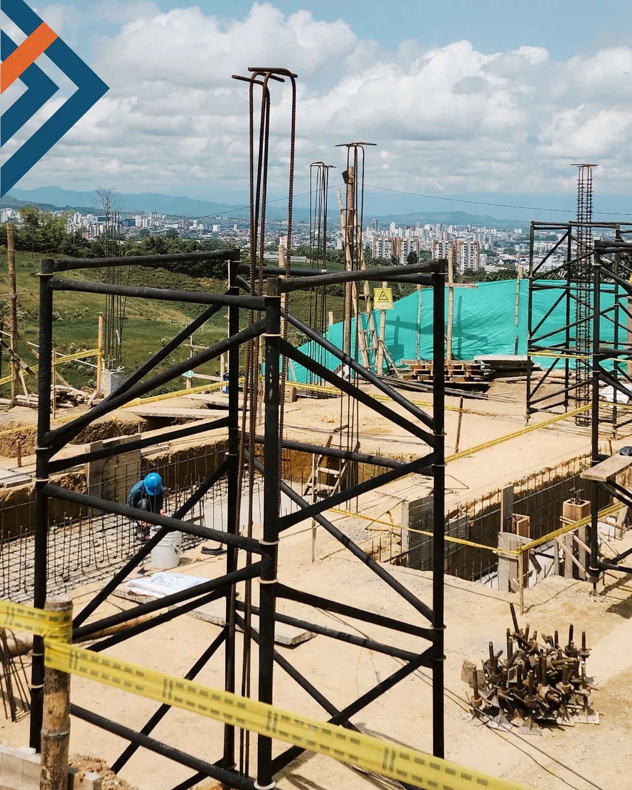 Ingeniero en obra revisando una estructura
